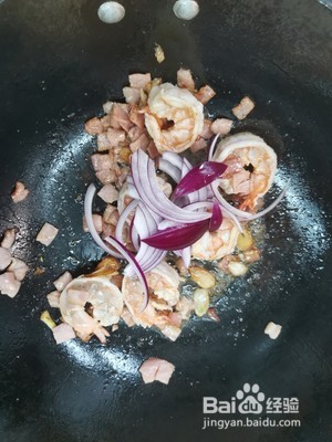 香辣鲜虾培根炒意面的做法