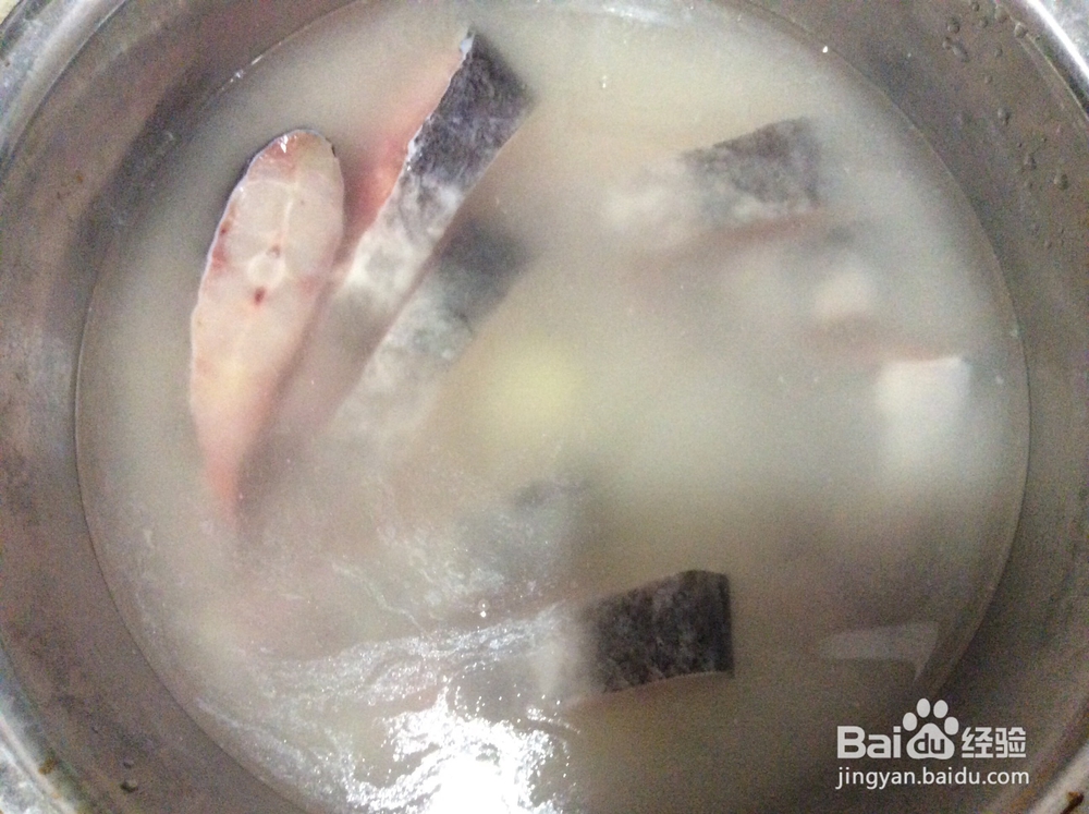 蒜子鲶鱼的做法