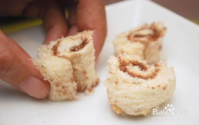 用切片面包制作肉桂卷