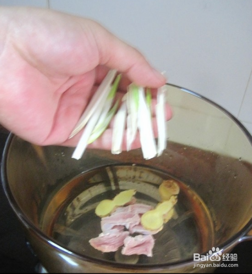 鸡肉煲鱼翅骨汤