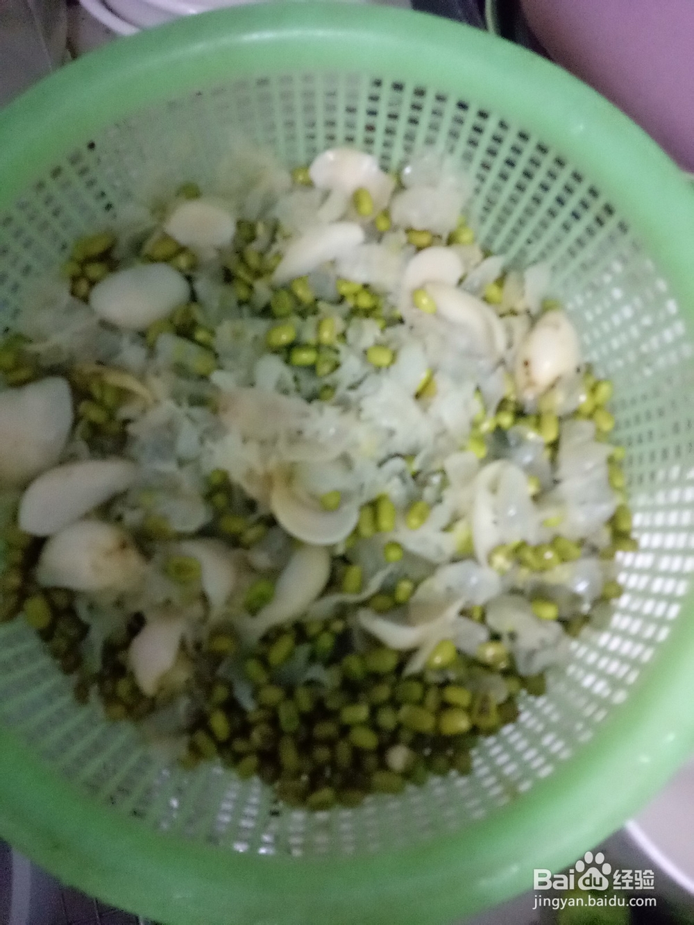 砂锅绿豆银耳百合汤