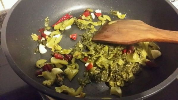 酸菜辣椒炒鹅肾