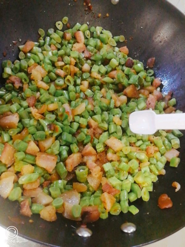腊肉四季豆焖饭