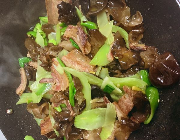 青笋木耳炒五花肉