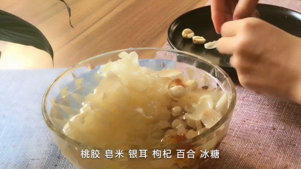桃胶皂米银耳汤