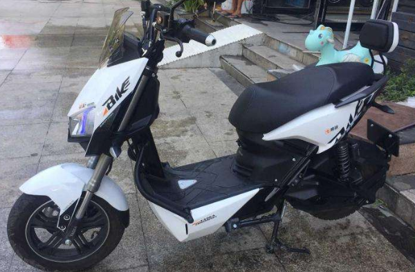 雅迪电摩型号:YD800DQT-5D是几块电瓶
