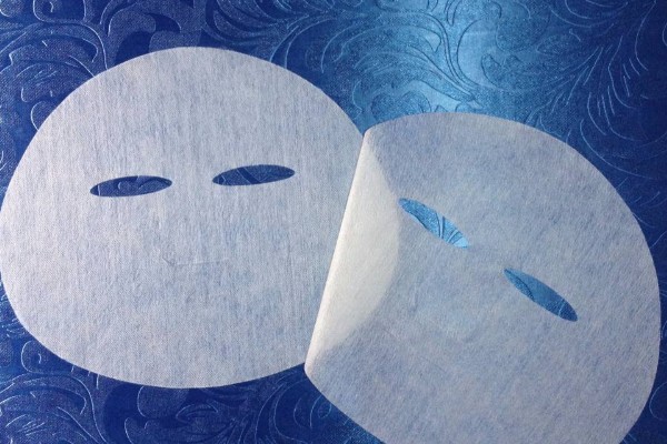 请问我们做代理的公司可以用自己的商标贴牌销售别人的商品吗