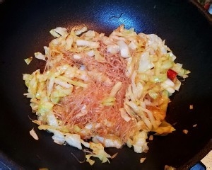 包菜炒粉丝的制作