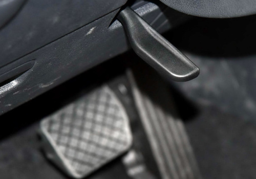 一键启动第一步怎么给车通电呢