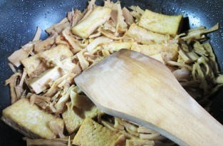 水笋烧老豆腐制作的步骤