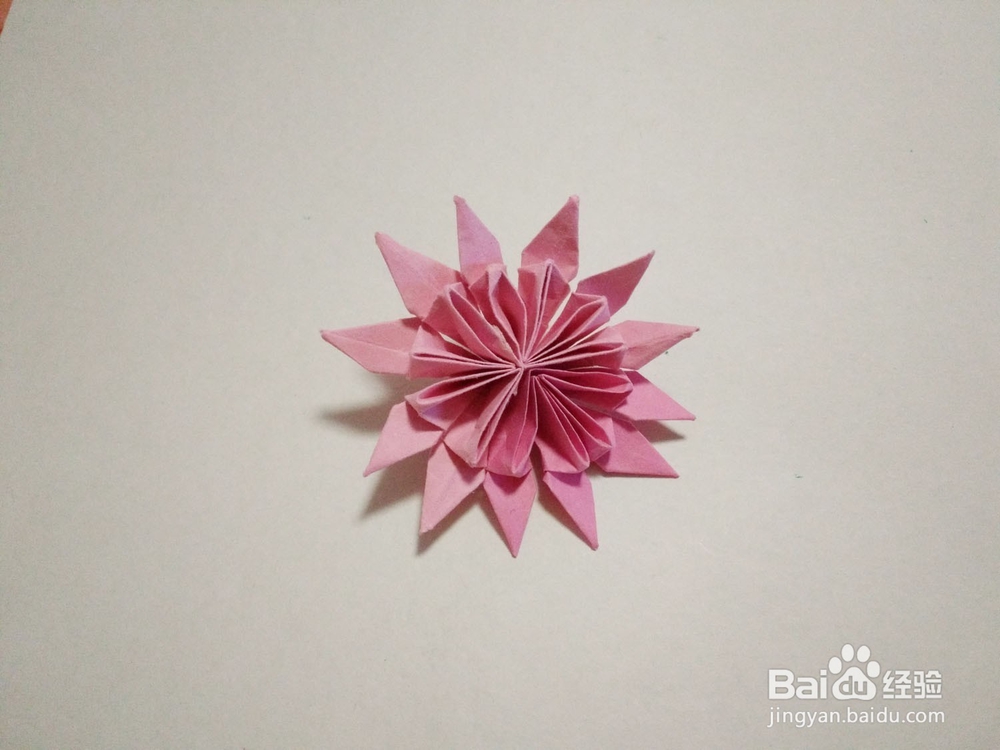粉嫩的十二瓣立体纸花的折纸方法