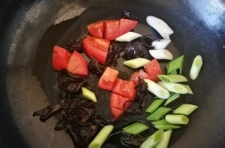 蒜苗木耳榨菜面