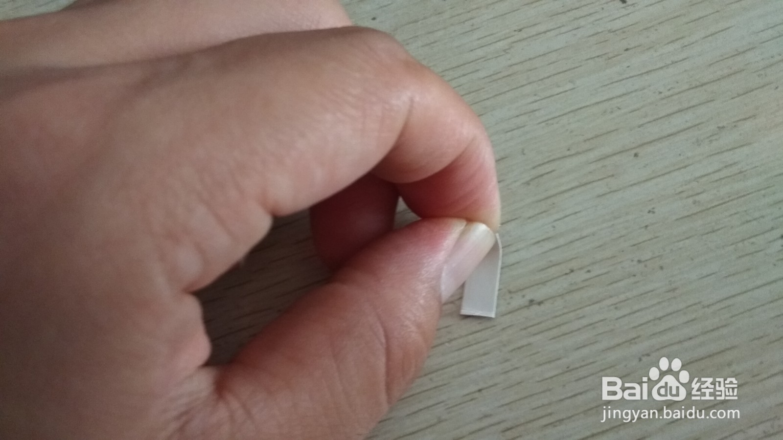 如何用一小块长方形硬卡纸做简易的钢笔的支架