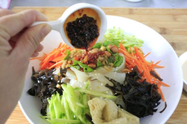 自制食材超丰富的美味凉皮