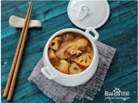 制作莲藕猪蹄汤