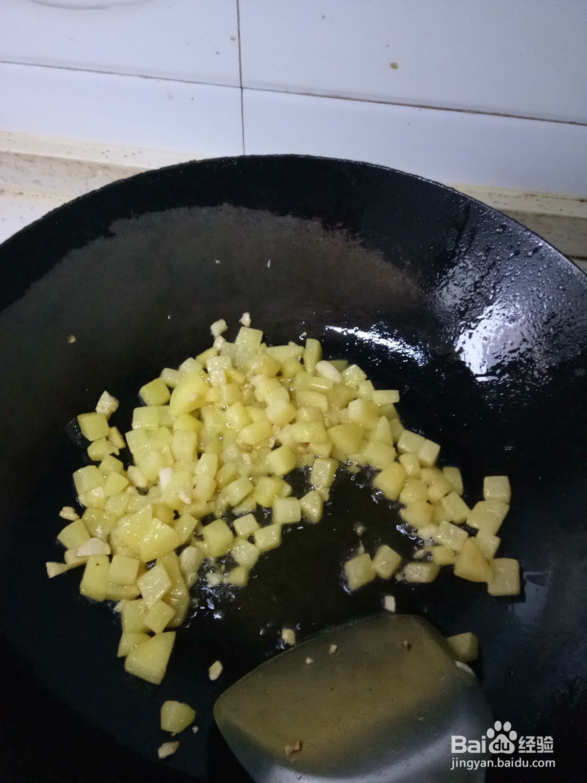 西红柿炒土豆火腿肠