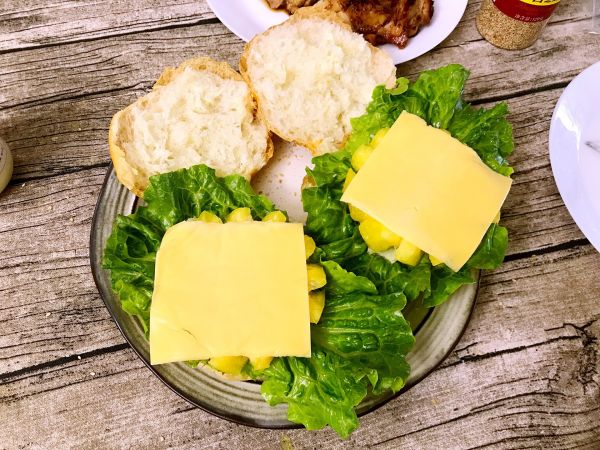 黑椒鸡腿肉芝士菠萝堡