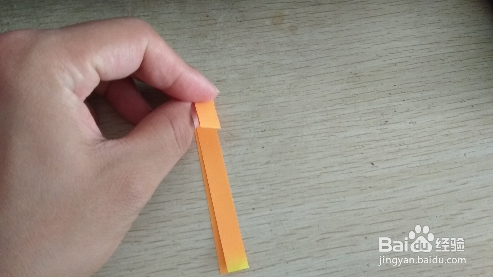 如何用一个细长的纸条做两支中性笔的支架