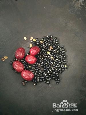 怎么做营养丰富的黑豆牛骨汤