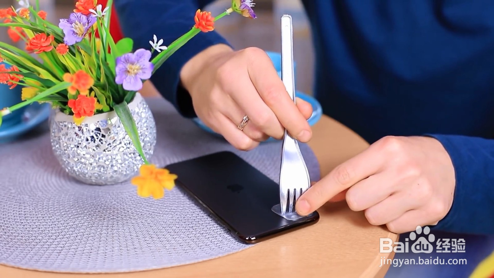 恶作剧叉子手机，一定要在你朋友身上试试