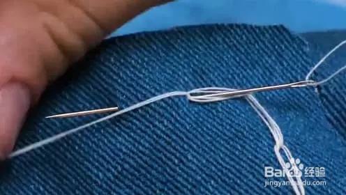 向上缝制 缝制拉线时,向前上方拉比较顺畅,不然缝线不容易拉平,闪至