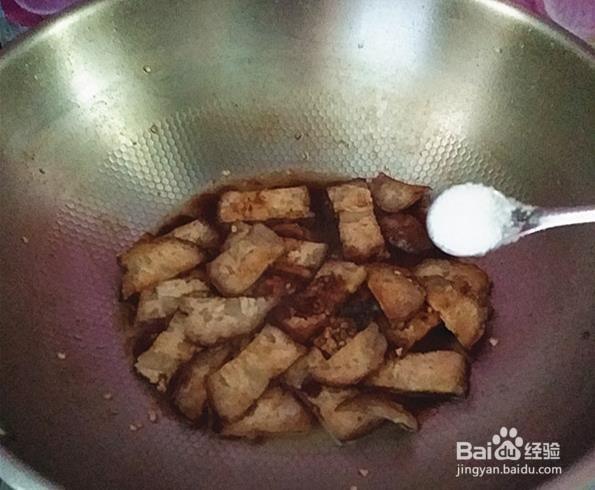 怎么制作美味的蒜苗炒猪血丸子？