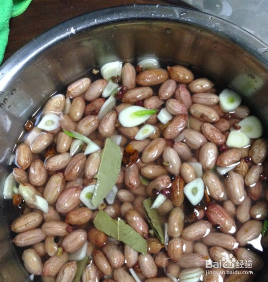 蒜香花生米的做法