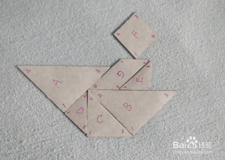 用七巧板怎样拼一个开摩托艇的游客