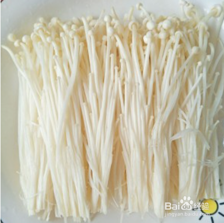 美味的蒜蓉豆瓣酱蒸金针菇