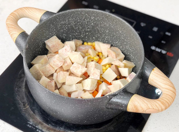 缤纷香芋煲仔饭