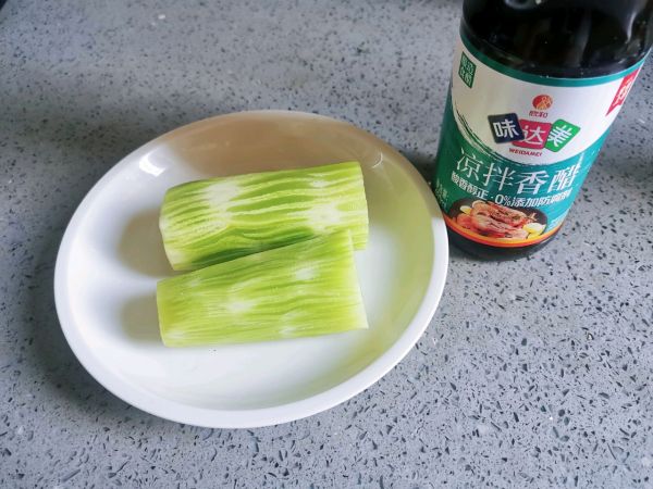 凉拌脆爽莴笋结