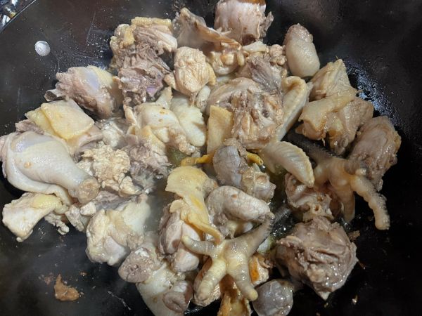 黄花菜木耳炖鸡汤