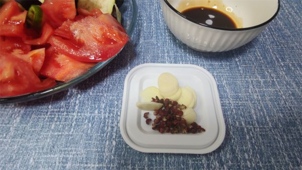 香肠西红柿炒茄子