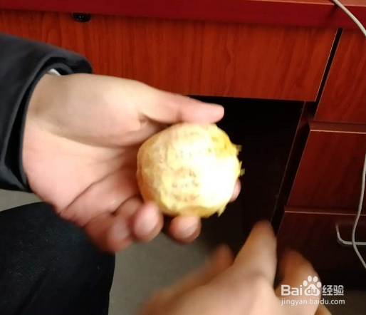 没有刀怎么吃橙子