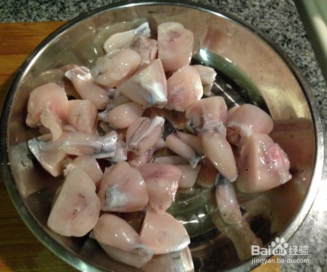 怎么做蒜苗爆炒牛蛙?