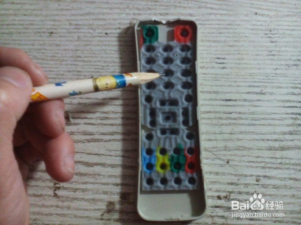 遥控器按键难按的简易维修方法