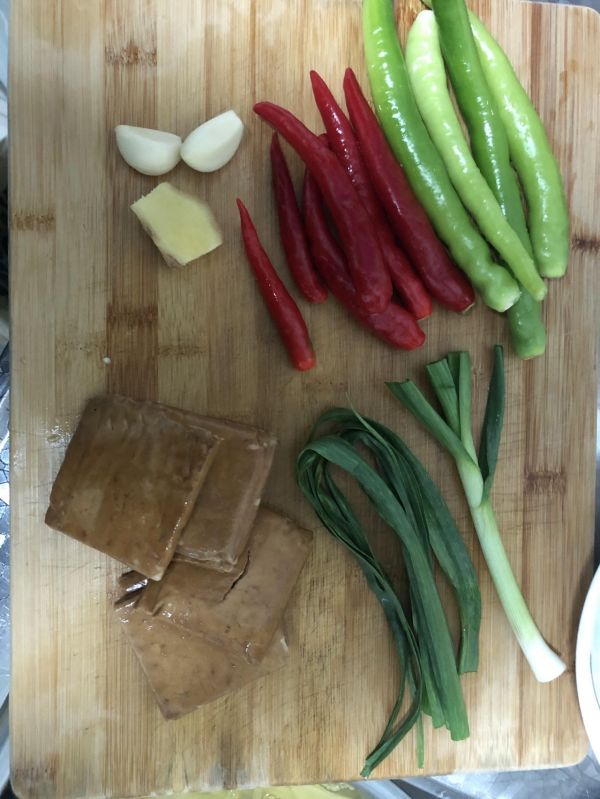 辣椒炒香干肉沫