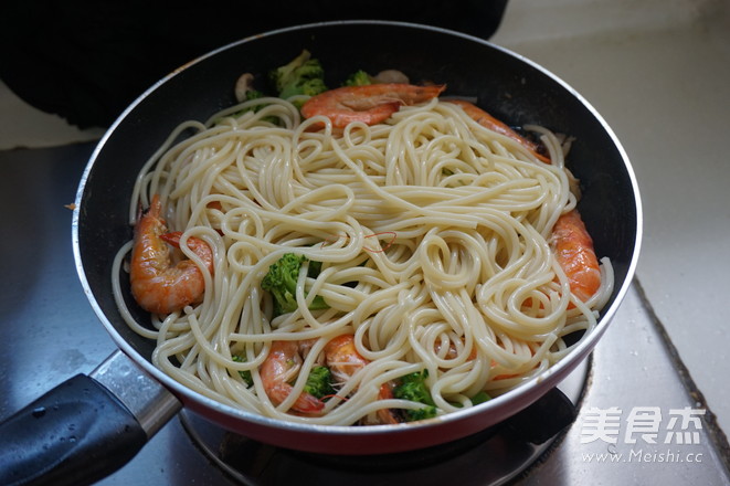 海鲜炒意粉的做法