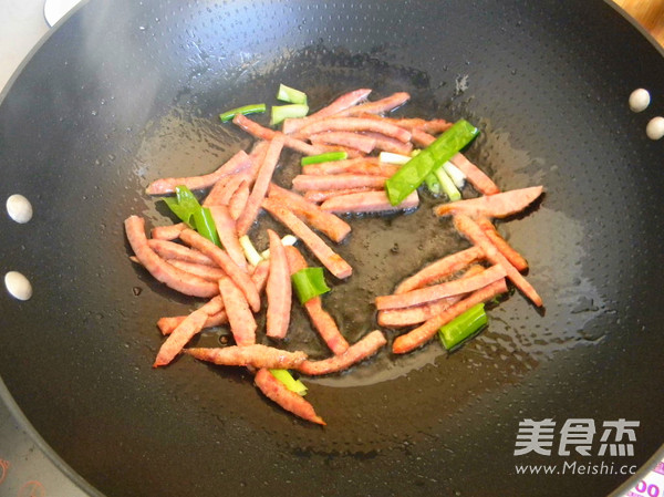 火腿炒芹菜的做法