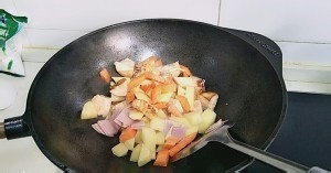 怎么做好吃的飞起咖喱三文鱼盖饭