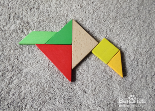 广场上吃东西的鸽子用七巧板怎么拼?