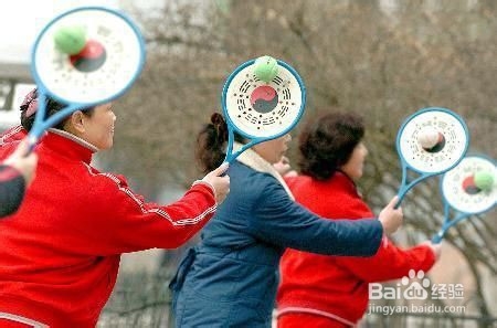 柔力球倒握拍的技巧