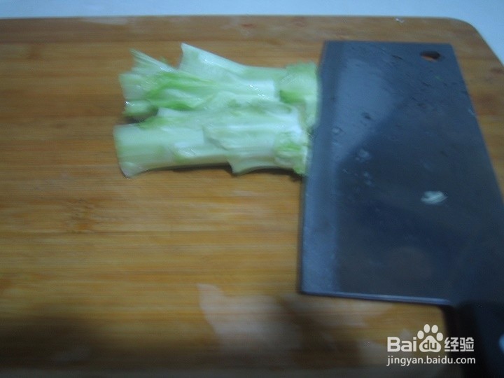 老年人怎样用刀切油麦菜硬梗心均匀段