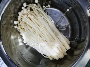 肥牛金针菇西红柿玉米汤的做法