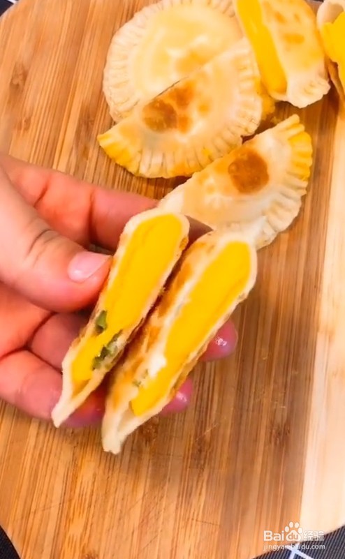 #好久不见#教你用吃剩的饺子皮做一个蛋黄派