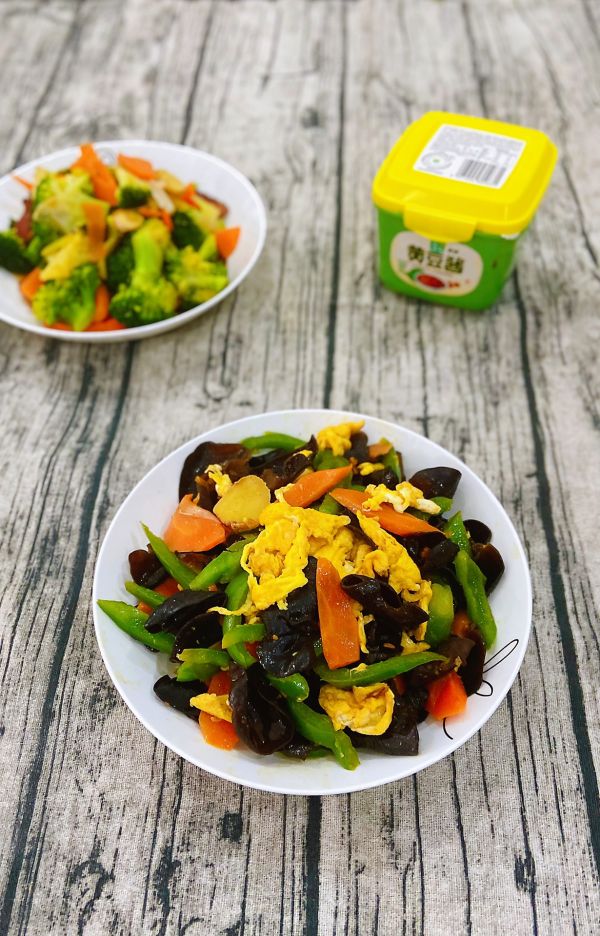 青椒木耳炒鸡蛋