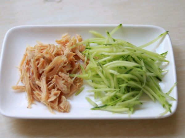 鸡胸肉拌荞麦面