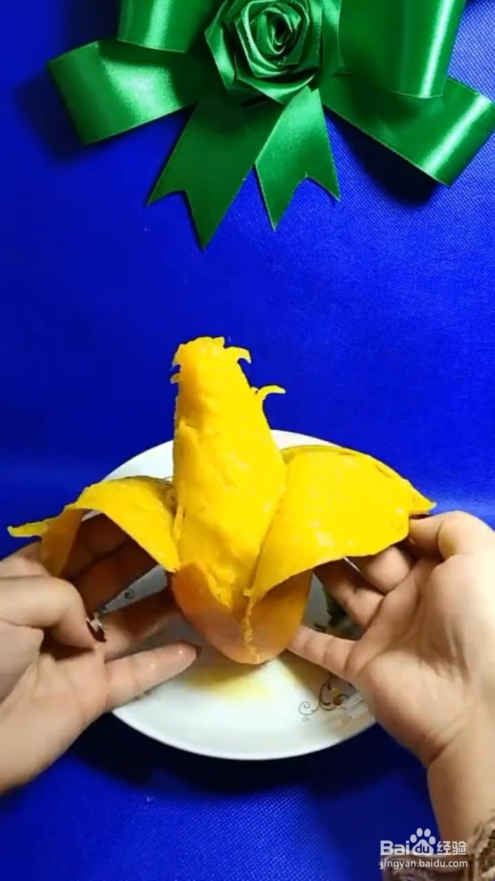 剥芒果的小技巧
