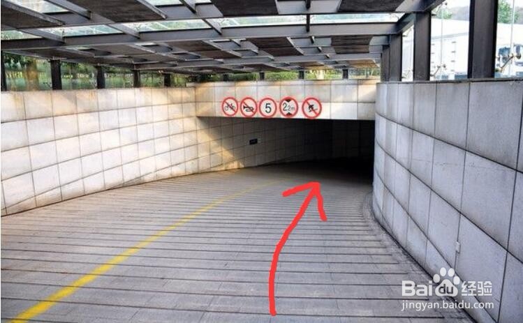 手动挡下底下车库怎么开