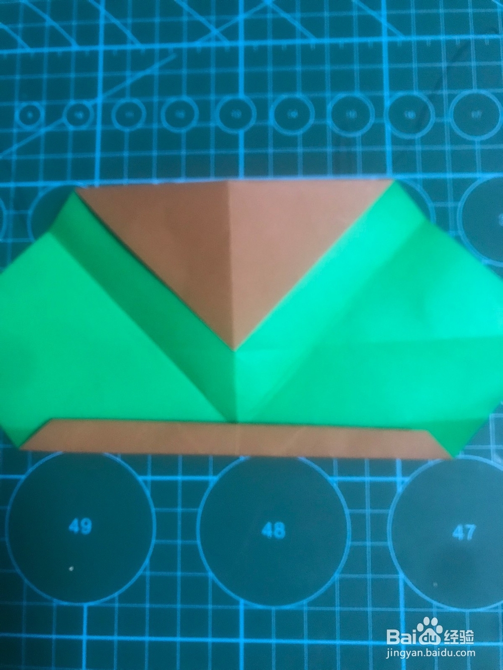 一个桃心上面带着叶子如何折?